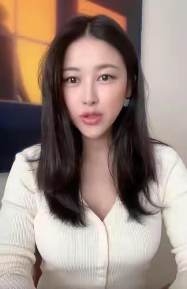 峰！穿V字领针织衫秀好身材气质佳白家乐顶级名媛朱珠产后亮相美回巅(图8)